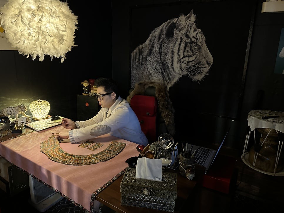 숨사주카페 상담실에서 타로카드를 펼친 타로마스터 백호의 상담 책상